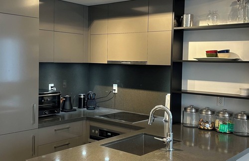 Bloor-Yorkville Condo | Cool vibe In the heart of Toronto, best restaurants and trendy shopping.