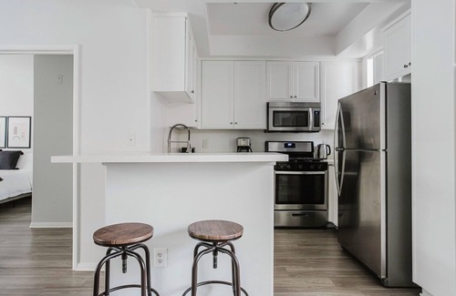 Rancho Park Apartment | Cool Westwood 2BR w/Courtyard, Rooftop & Entertainment, by Blueground