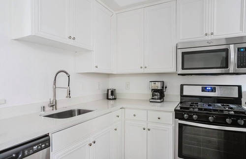 Rancho Park Apartment | Cool Westwood 2BR w/Courtyard, Rooftop & Entertainment, by Blueground