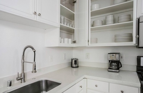 Rancho Park Apartment | Cool Westwood 2BR w/Courtyard, Rooftop & Entertainment, by Blueground