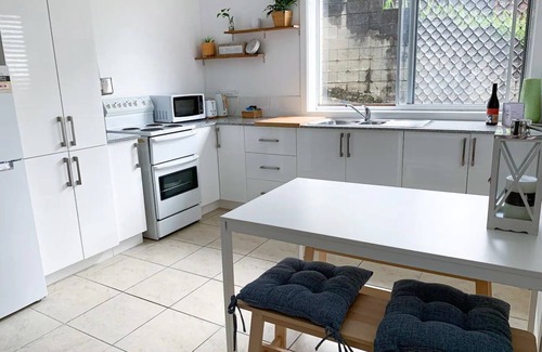 Coolangatta House | Coolangatta, Gold Coast unit walk to beach & shops