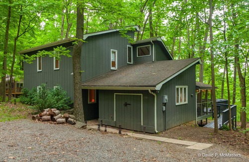 Berkeley Springs Cottage | Coolfont 4 BDRM, lots of beds! Cozy Wooded Cottage.