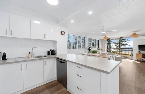 Coolangatta Apartment | Cooly Good Vibes - 2 bedrooms beachside