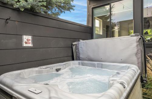 Old Town North House | Coopers North in Old Town - Hot Tub & Pool Table!