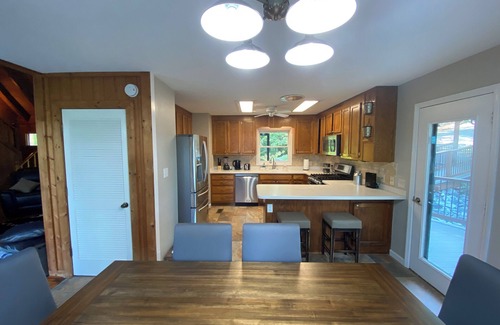 Dahlonega Cabin | Copper Ridge Getaway-Hot Tub/Fire Pit/Dog Friendly/2 - bedroom!