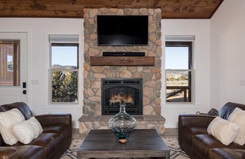 Orderville House | Copper Rock Ridge- Luxury, Pool Table, Hot Tub between Zion and Bryce