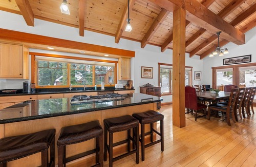 Alpine Meadows House | Copperleaf By Tahoe Getaways - Alpine Meadows 5 BR w Private Hot Tub + Ski Shuttle!