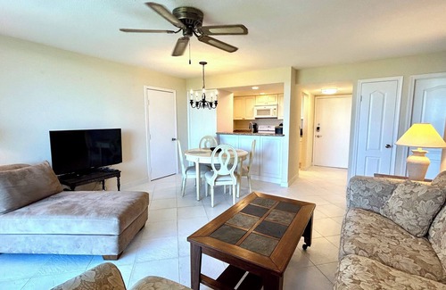 Williams Town Condo | Coral Beach Condo w Ocean View 1 Bdr Sleeps 4n