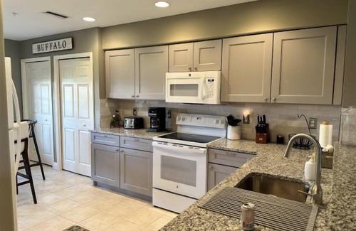 Tropical Cove Condo | Coral Cottage at Lexington CC Lake Village