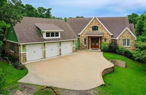 Oak Point House | Coral Cove: Luxury Lake Retreat with Nature Views and Hot Tub