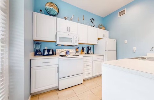 Historic Seaport Apartment | Coral Reef Suite | 1 bed, 1 bath monthly rental near Key West's historic waterfront