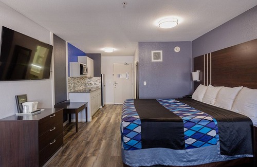 Inver Grove Heights House | Coratel IGH - 1 King Suite with Kitchenette NS (Oversized)