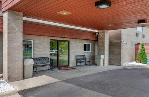 River Falls Hotel | Coratel Inn and Suites By Jasper Riverfalls - Deluxe 2 Queen Bed NS