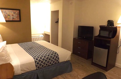 McCook Hotel | Coratel Inn & Suites By Jasper McCook - Deluxe 1 King Bed NS