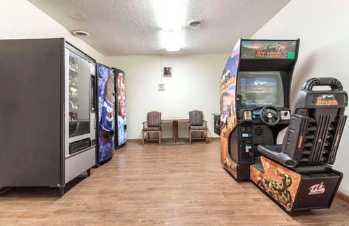 McCook Hotel | Coratel Inn & Suites By Jasper McCook - Deluxe 1 King Bed NS