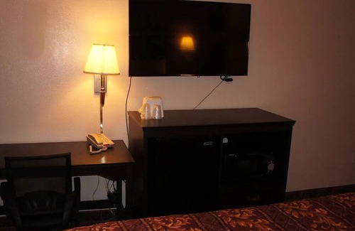 Waite Park House | Coratel Waite Park - 1 King Bed NS