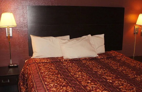 Waite Park House | Coratel Waite Park - 1 King Bed NS
