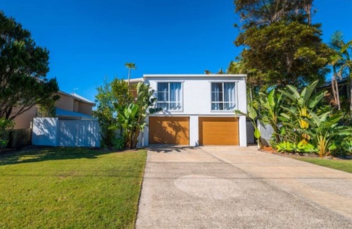 Corindi Beach House | Corindi Beach House - oceanfront sandy toes salty breezes