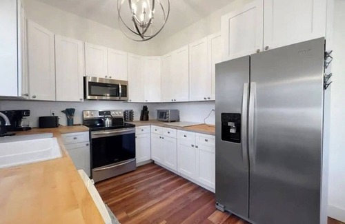 Port St. Joe House | Corner Cottage - Close to Downtown & Beaches - King Bed - Boat Parking - NO Pet Fees !
