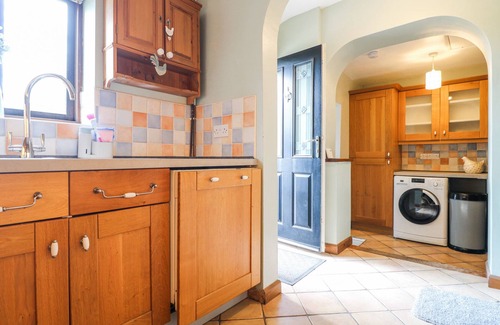Swinscoe Cottage | CORNER COTTAGE, pet friendly, with open fire in Ashbourne