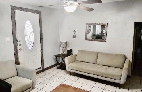 El Paso Apartment | Corner Gem Near Yarbrough Zaragoza I10 unit 1
