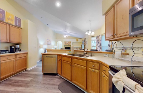 Greater Groves House | Corner-lot home near Disney with private pool, AC, & W/D