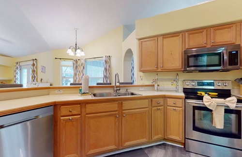 Greater Groves House | Corner-lot home near Disney with private pool, AC, & W/D