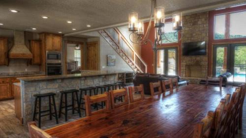 Concan House | Corona Del Rio