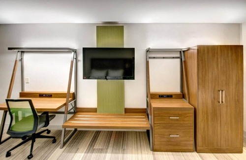 Avenel House | Corporate businesses and New York City are close to this room !