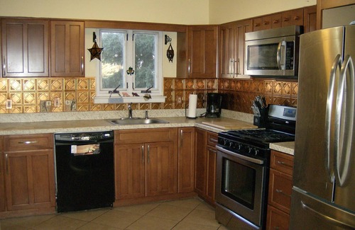 East Rutherford House | CORPORATE OR FAMILY MONTHLY RENTAL ONLY - $ 116./nite in the heart of the fun