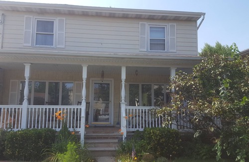 East Rutherford House | CORPORATE OR FAMILY MONTHLY RENTAL ONLY - $ 116./nite in the heart of the fun