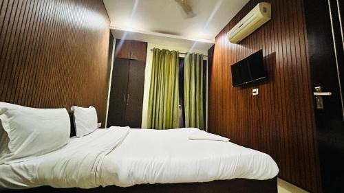 Sector 39 Hotel | Corporate Stayz - Near Medanta Hospoital
