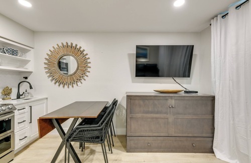 North Beach Condo | Corpus Christi 'Surfside Suite' w/Beach Access!