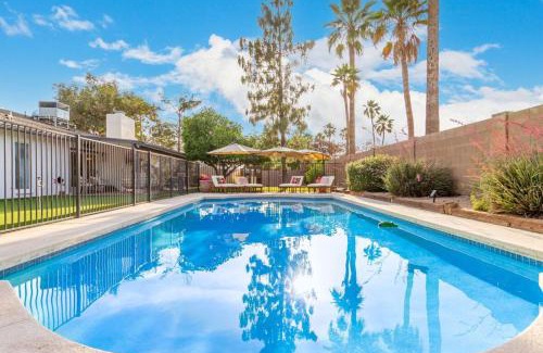 Avant House | Corrine Family Oasis with Heated Pool & Putting Green