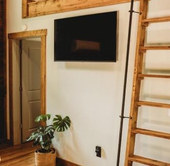 Procious House | Corton Lodge on the Elk River - Bell Tower Suite