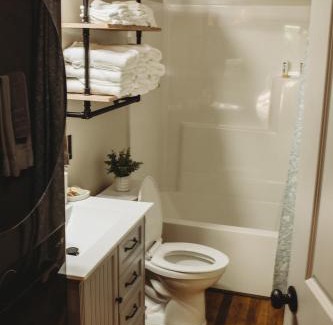 Procious House | Corton Lodge on the Elk River - Riverview Suite