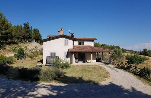 Monte Santa Maria Tiberina Apartment | Cosy apartment for 6 people with pool, WIFI, TV, terrace, pets allowed, panoramic view and parking