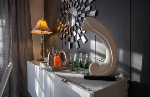 Sarasota Apartment | Cosmopolitan Suite, Centrally located to Downtown and the beach.