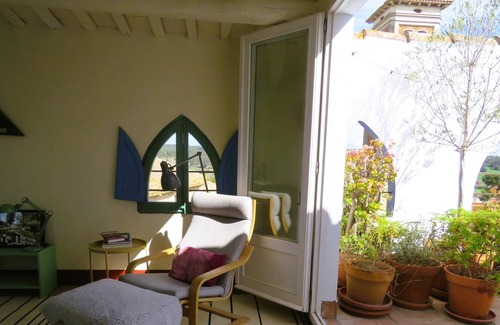 Camallera Cottage | Costa Brava Apartment. Casa de la Plaza. Costa Brava beaches 15 minutes