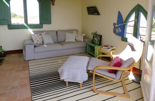 Camallera Cottage | Costa Brava Apartment. Casa de la Plaza. Costa Brava beaches 15 minutes