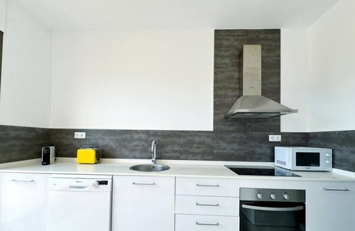Salou City Centre Apartment | Costa Dorada Penthouse: Terrasse de 140m², Proche Plage et Centre, Piscine, Parking, Wi-Fi