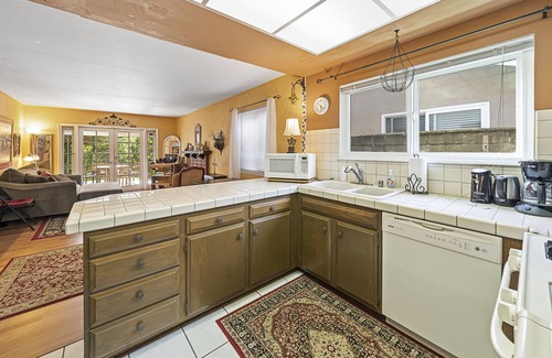 Westside Costa Mesa House | Costa mesa 4 bedroom home with Jacuzzi large yard next to a park.