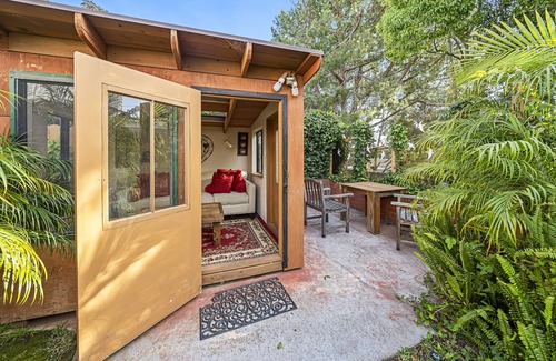 Westside Costa Mesa House | Costa mesa 4 bedroom home with Jacuzzi large yard next to a park.