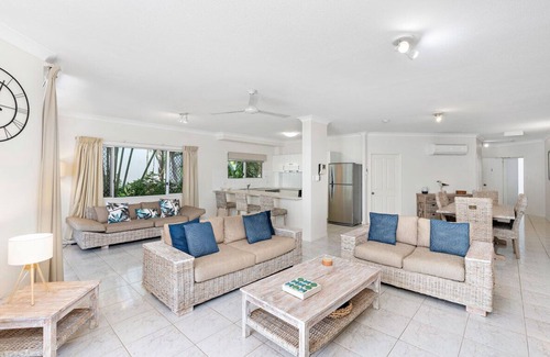 Palm Cove Apartment | Costa Royale 3 Bedroom Beachfront Apartment