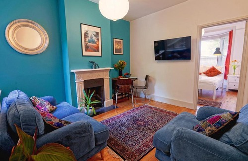 Winchester Apartment | Cosy 1-Bed Escape with Free Parking - At Hem