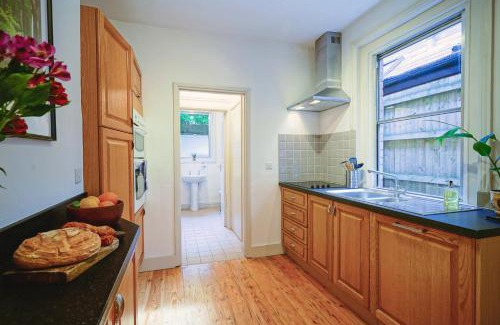 Winchester Apartment | Cosy 1-Bed Escape with Free Parking - At Hem