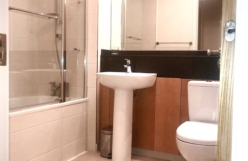 Dublin Apartment | Cosy 1bd Corporate Apt in Silicon Docks, Dublin 4