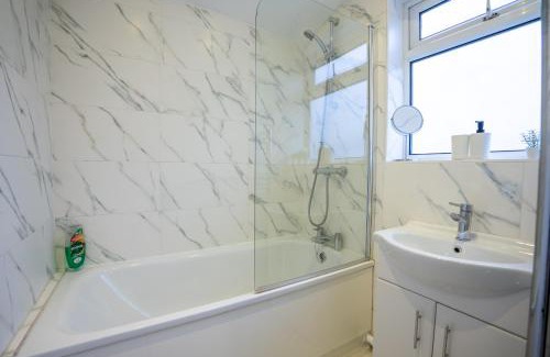 Selhurst Apartment | Cosy 2 Bed Apartment with Easy Access to Central London- Free On-Street Parking- 10 mins from Norwood Junction Station