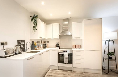 Bushey Apartment | Cosy 2-Bed Apt w/Parking, nr Harry Potter & London