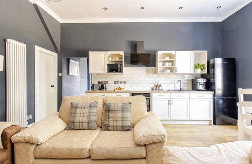 Ayr Cottage | Cosy 2 bed cottage in central Ayr, 10 mins walk to beach or town with parking
